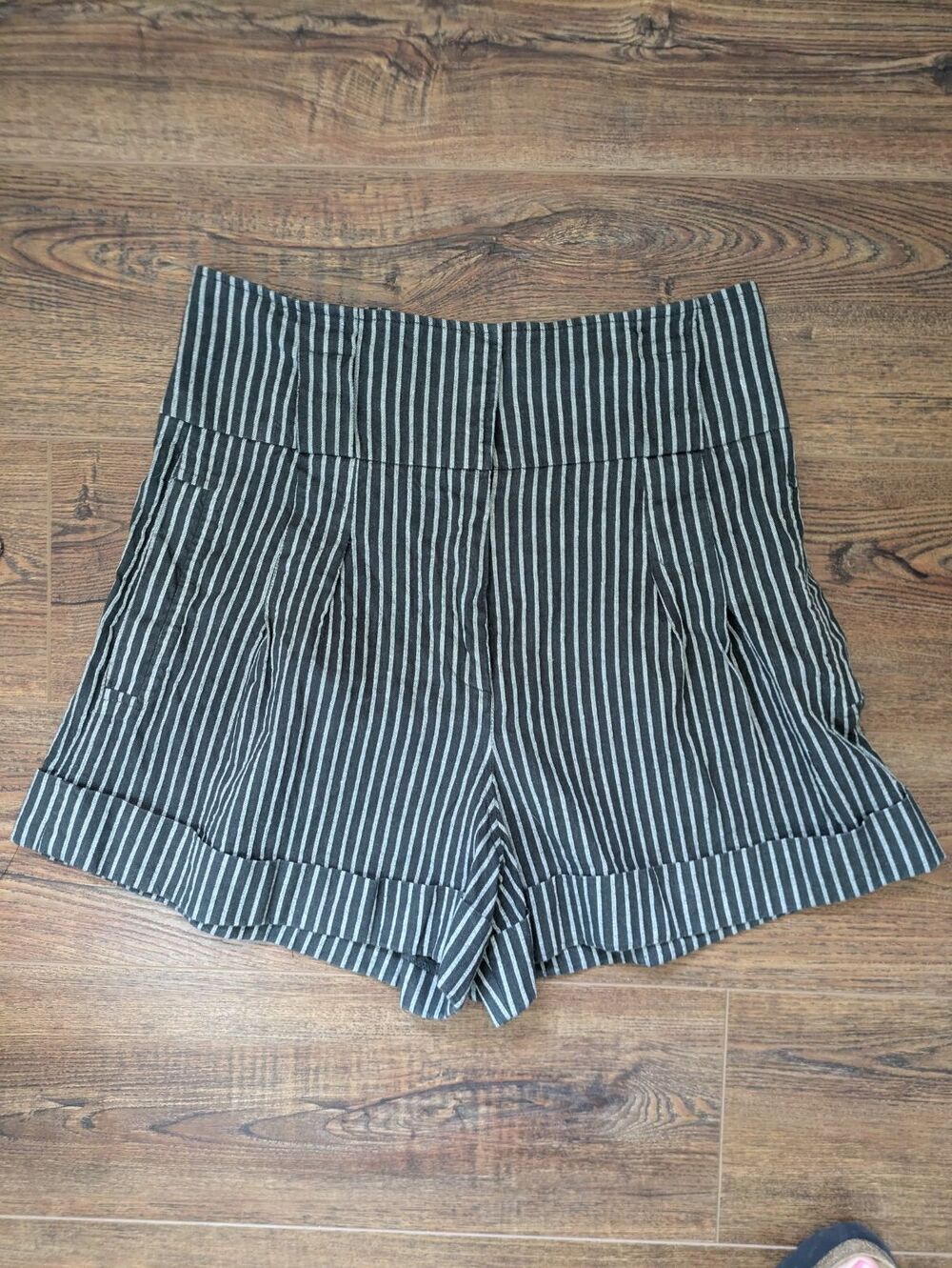 FRENCH CONNECTION Shorts Size 10 Stripes Gray Belt Belted High Waisted Stripe